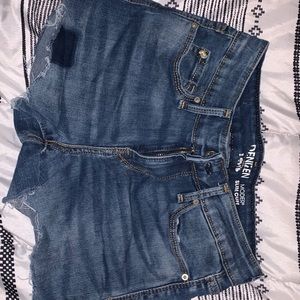 woman’s levi’s shorts